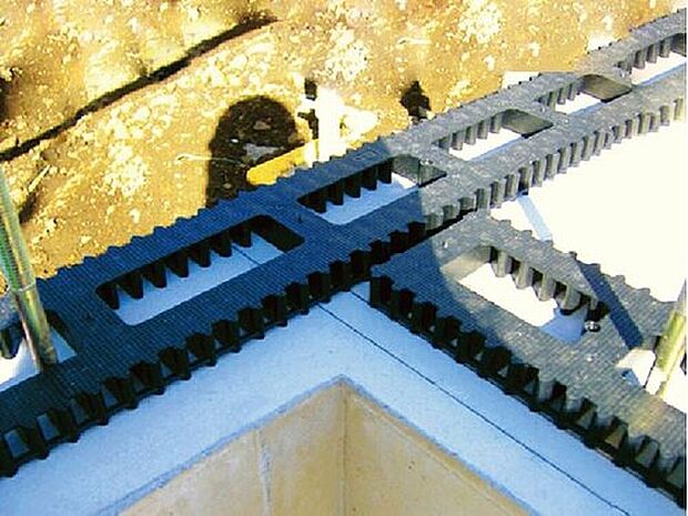 【防湿措置「基礎パッキン」】基礎と土台の間に基礎パッキン（20ｍｍ厚）を入れることにより分離させ、土台からの湿気を基礎へ浸透するのを防ぎます。また、床下換気が可能です。