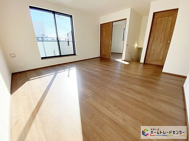 【リビング】≪Living room≫
ご家族との自然なコミュニケーションが生まれるリビングイン階段を採用！暖かい光が降り注ぐ、温もりあふれるお住まいです☆