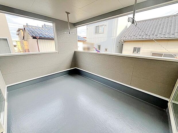 【バルコニー】お布団やシーツも１回でまとめて干せます。広いバルコニーからたっぷりの光をうけたお布団やシーツから太陽のにおいが感じられます♪