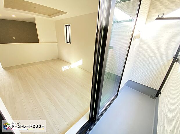 【バルコニー】≪Balcony≫
バルコニーと直結しているため、気分で癒しを求めにバルコニーへ！日を感じながらゆったりと過ごすことができます♪