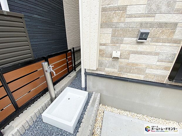【現地外観写真】≪EV Charger≫
カースペースにはこれからの時代にあると嬉しい「EVコンセント」が標準装備です！ガソリン車のように燃料補給のために外出する必要もありません♪
