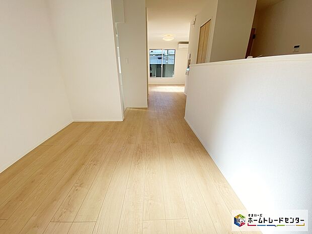 【リビング】≪Living room≫
自然光がたっぷり室内に降り注ぎ、居心地のよいリビング。ご家族の楽しい笑い声が聞こえてきそうです。ご家族でインテリアのレイアウトを考えるのも楽しそう♪