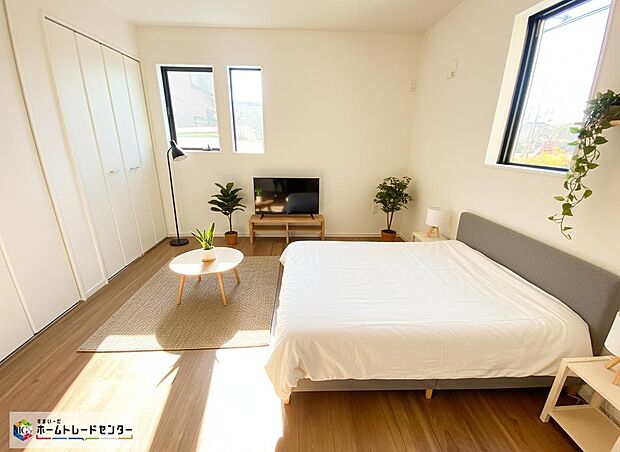 【居室】≪Room≫
開放的な空間に陽の光がたっぷり降り注ぐ、見て明るく!家族も明るく!おうちに帰るのが楽しくなるようなお住まいです☆
※家具をCGで加工しており、家具付き販売ではございません。