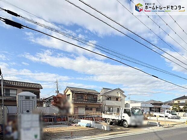 【前面道路含む現地写真】≪内覧以外にも資金計画やライフプランに寄り添ったご提案をいたします♪≫
充実の仕様設備で暮らし快適！カースペース並列2台分・ご家族の安心な暮らしを守る「防犯カメラ」付き◎