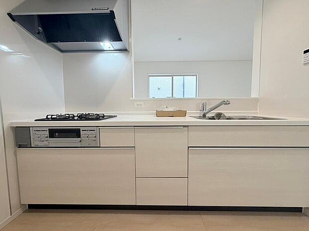 【キッチン】対面式キッチンですので、お食事の準備をしながらご家族との会話を楽しめます☆水回りも集中しているので、家事の動きがらくちんです♪