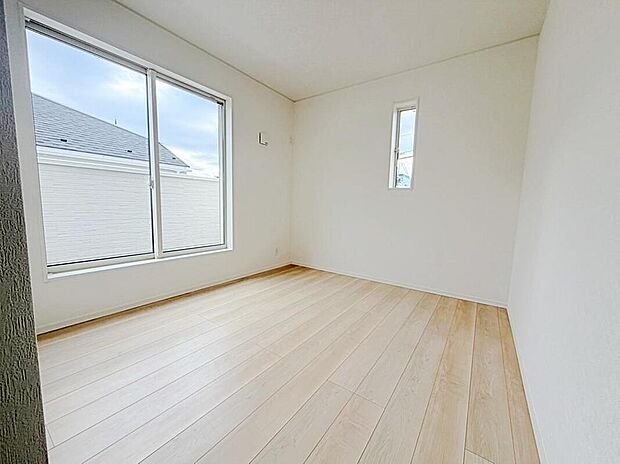 【リビング以外の居室】お陽さまの光をさわやかな風をたっぷりとりこめます。室内はいつも明るい印象なので気持ちの良い朝を迎えられます。毎日の生活も明るくなりそう♪