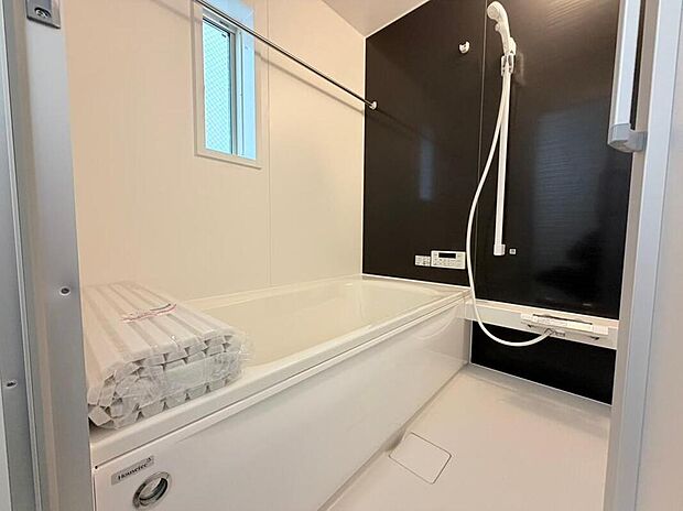 【浴室】半身浴もできる広々とした湯船があり、朝日を浴びながらの入浴も気持ちよさそう。浴室乾燥機付きのバスルームとなっております♪