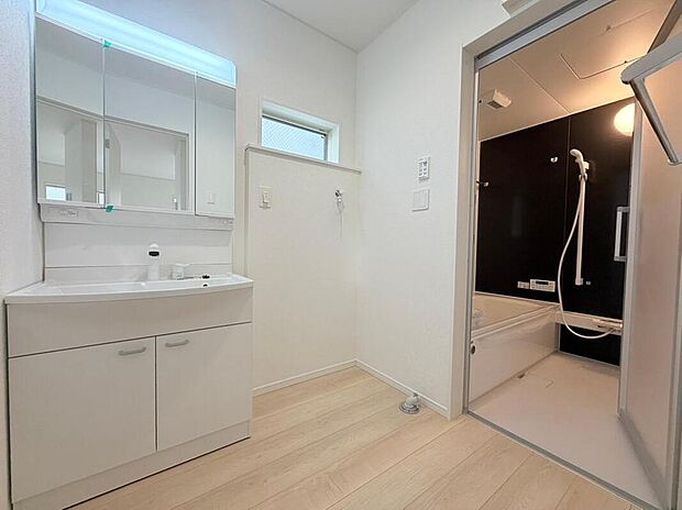 【洗面台・洗面所】女性にはうれしい３面鏡化粧台。鏡の裏が収納になっている機能的なタイプです。