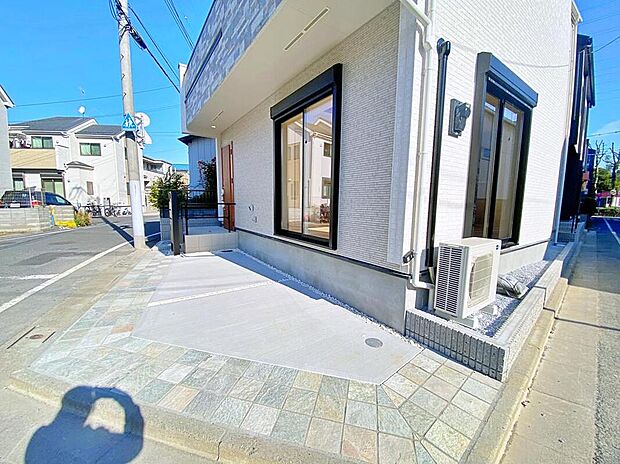 【カースペース】お車から玄関までの距離が近いのでたくさんお買い物をした日も大丈夫♪雨の日も最小限の被害ですみます。