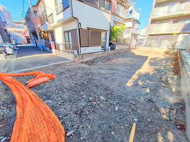 【現地外観写真】ゆとりあるカースペースを確保しました。内覧以外にも資金計画やライフプランに寄り添ったご提案をいたします♪

