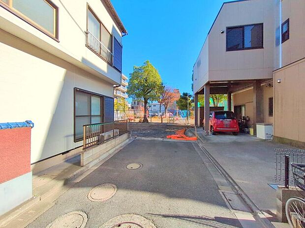 【前面道路含む現地写真】東側隣地は区立公園のため、日当たり、風通し共に良好な住環境です。当日のご案内も可能です！お問い合わせお待ちしております♪