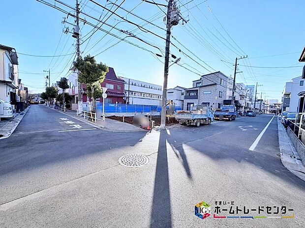 【前面道路含む現地写真】≪見学予約ができます！≫
前道が7.3ｍあるので、車庫入れが苦手な方でも安心して入れられます。
今なら建築中の様子をご覧になることができます♪