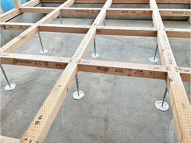 【【床束】】1階の床を支える部材で、しっかりとした荷重性能があります。　床を支える床束そのものが腐朽しては意味がありません。　こちらの建物は、シロアリや腐朽に無縁の安心の樹脂製を採用しております。