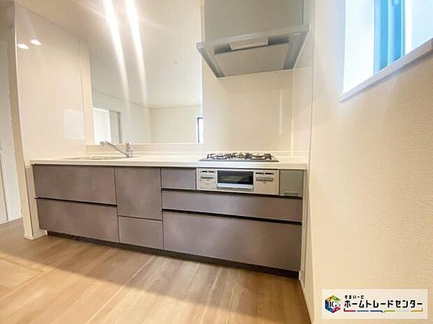 【キッチン】リビングで遊んでいるお子様を見守りながら、時にはお喋りをしながら料理や後片付けができる人気の高いスタイルです♪