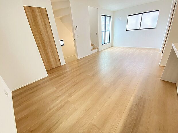 【リビング】≪Living room≫
ホームパーティに招きたくなる自慢の広々LDK。伸びやかな子育てや、にぎやかなふれあいの日々を存分に楽しんでください。
