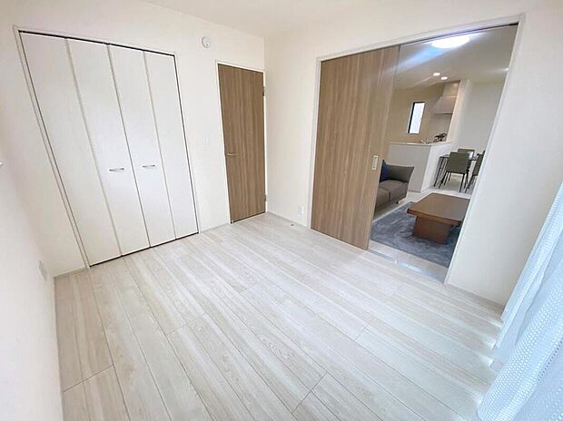 【リビング以外の居室】充分な広さの収納を備え、採光良好な洋室は、快適空間。プライベートの時間もゆったりお寛ぎ頂けそうです。