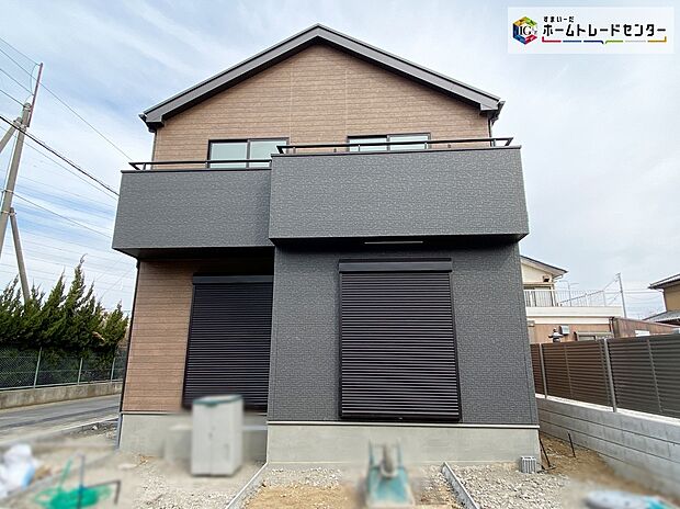 【現地外観写真】≪いつまでも飽きのこない素朴で優しいデザイン！≫
ファミリーカーの需要が多い中、駐車場も広めに確保いたしました。マンションとは違う敷地内駐車。ご主人様のお車のお手入れにも気合が入りますね。 
