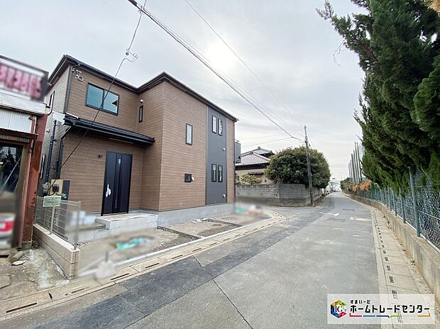 【前面道路含む現地写真】≪カースペース2台分ご用意ございます♪≫
家族分の自転車を駐輪したり、来客用の駐車スペースとしてもお使いいただけます！