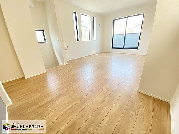 【リビング】≪Living room≫
贅沢なほどの大空間LDK。家族で過ごす時間が楽しみになりそうです!家族のスペースでのんびりとおくつろぎください♪