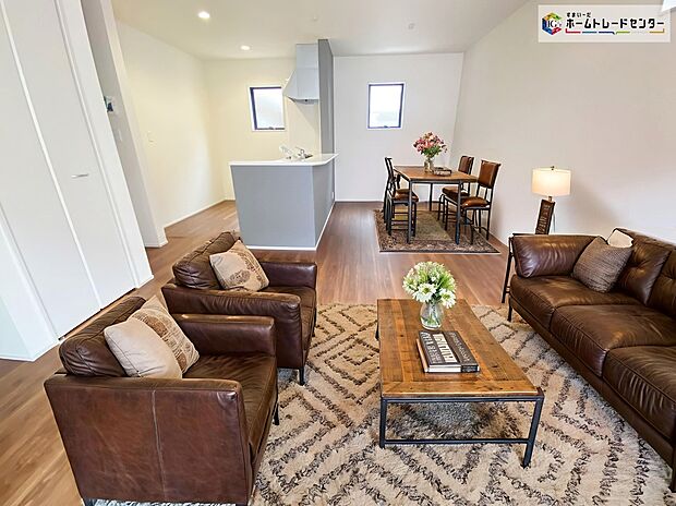 【リビング】≪Living room≫
広々としたLDKに、自分好みのインテリアでレイアウト。季節ごとに模様替えなども、楽しみの一つとなりそうです。
※家具をCGで加工しており、家具付き販売ではございません。