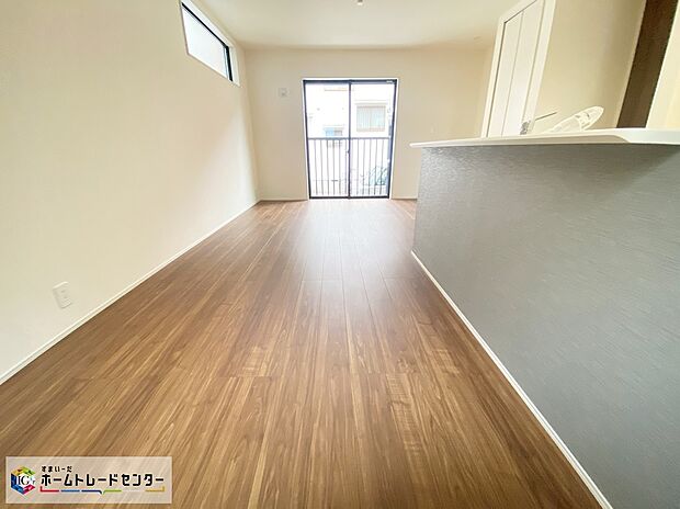 【リビング】≪Living room≫
ホームパーティに招きたくなる自慢の広々LDK。伸びやかな子育てや、にぎやかなふれあいの日々を存分に楽しんでください♪