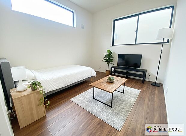 【居室】≪Room≫
2面採光を確保した明るい室内は、風通しも良く、大変居心地の良い空間となっております。
※家具をCGで加工しており、家具付き販売ではございません。