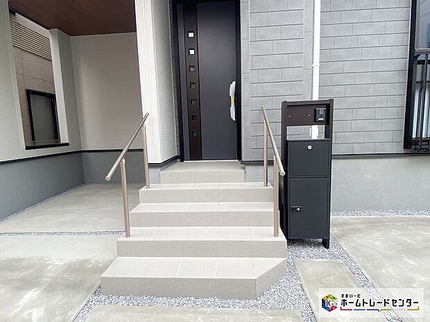 【宅配ボックス】≪Delivery box≫
不在時の受け取りも安心な「宅配ボックス」も完備しているので宅配便の受け取りを気にする煩わしさがありません♪