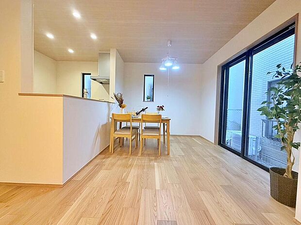 【リビング】広々とした開放感あふれるリビングです。ゆったり寛げる充分な広さがございますので、ご家族でインテリアのレイアウトを考えるのも楽しみになりそうです☆