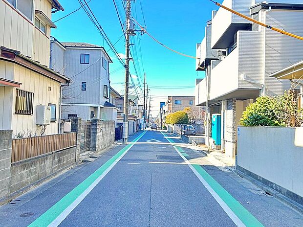 【前面道路含む現地写真】前面道路は６ｍ！ゆとりがあり車の出し入れも余裕ができます♪