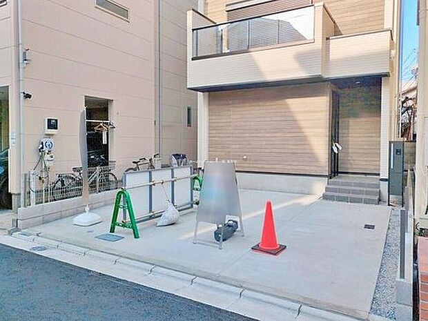 【駐車場】コンクリート仕上げのカースペースなら雨の日も足元を気にせず外出できます。
