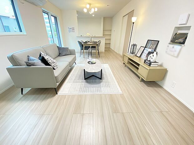 【キッチン】≪Kitchen≫
ママさんに人気のある対面式キッチン♪お料理をしながら「今日どんなことがあったの?」も楽しみの一つです♪