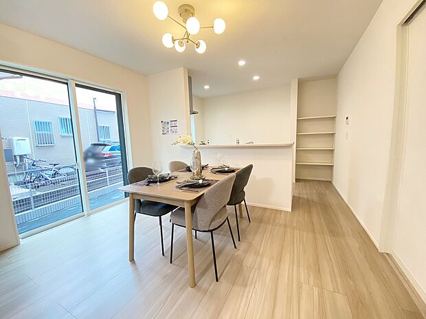 【居室】≪Room≫
陽光が心地良いプライベートルーム♪明るめのフローリングですので、壁紙ともマッチし、お部屋を更に広く見せてくれる効果も。
※家具をCGで加工しています。家具付き販売ではございません。