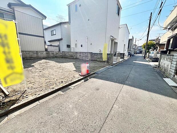 【前面道路含む現地写真】前面道路はゆとりある幅で、お車の出し入れもスムーズに行えます!2026.02撮影