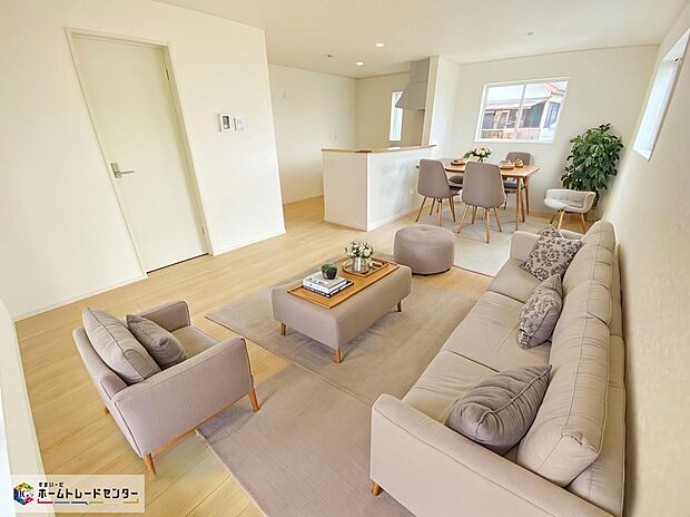 【リビング】≪Living room≫
家族とのつながりを意識した見通しのいいリビングは会話が弾んでみんなを笑顔にします♪
※家具をCGで加工しています。家具付き販売ではございません。