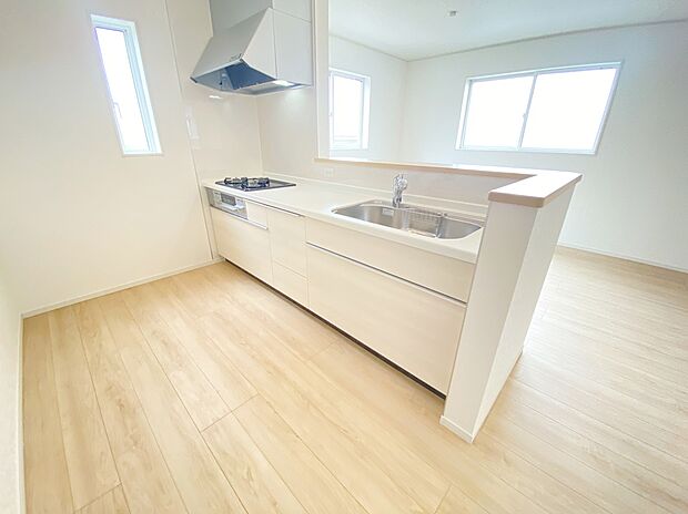 【キッチン】≪Kitchen≫
窓付きの明るく爽やかなキッチンスペース。床下収納もございますので、いつでもすっきりとお使い頂けそうです。