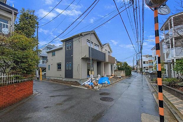 【前面道路含む現地写真】≪見学予約ができます！≫
保木間小学校まで徒歩8分でお子様の登下校も安心♪