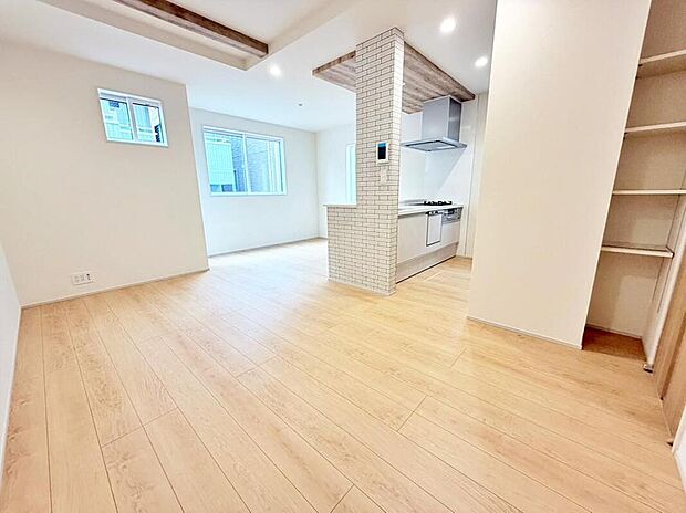 【リビング】採光良好なリビングは、ご家族の憩いの空間。居心地の良い快適な安らぎの場所にもなりそうです。