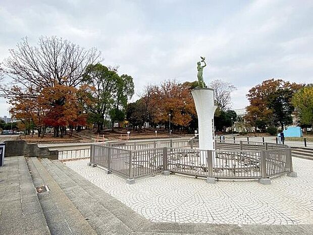 青戸平和公園(約600m)