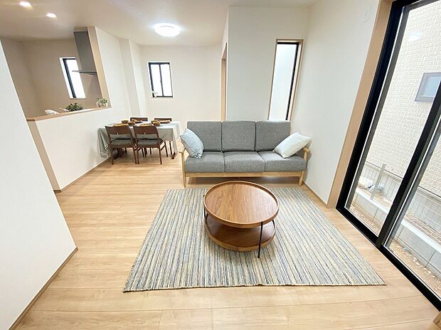 【リビング】≪Living room≫
広々とした開放感あふれるリビングです。ゆったり寛げる充分な広さがございますので、ご家族でインテリアのレイアウトを考えるのも楽しみになりそうです☆