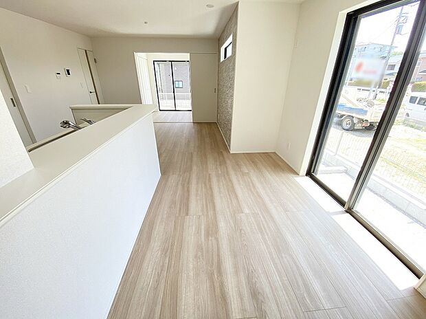 【リビング】≪Living room≫
広々とした開放感あふれるリビングです。ゆったり寛げる充分な広さがございますので、ご家族でインテリアのレイアウトを考えるのも楽しみになりそうです。