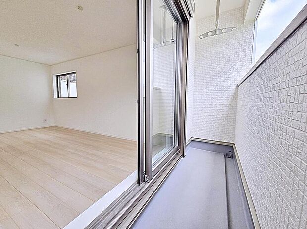 【バルコニー】インナーバルコニーでは布団やかさばる洋服などもしっかり干すことができますね。