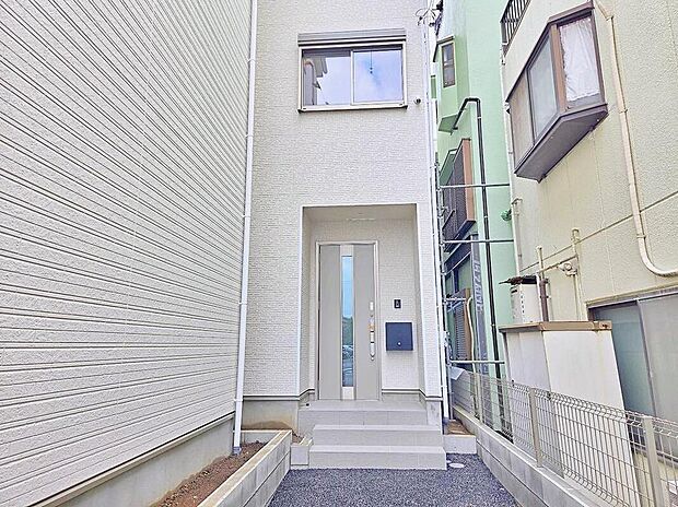 【玄関】たくさんお買い物をした時や、お子様を抱っこしながらでも簡単に開けられるのが便利なスマートキー搭載。急いでいる時でも鍵を取り出さずに済みます。