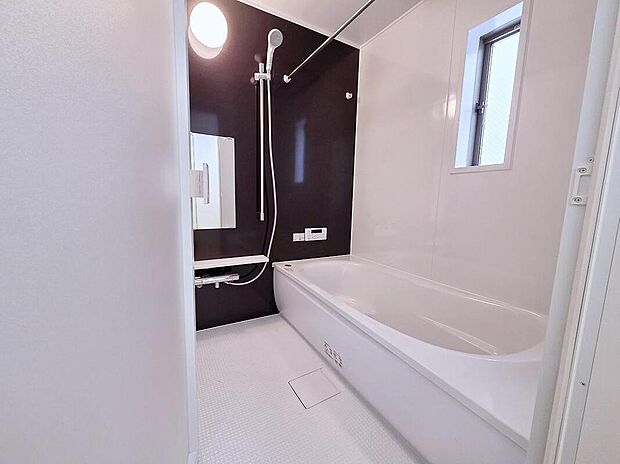 【浴室】半身浴もできる広々とした湯船があり、朝日を浴びながらの入浴も気持ちよさそう。浴室乾燥機付きのバスルームとなっております♪