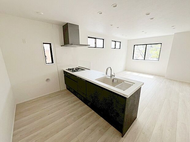 【キッチン】≪Kitchen≫
対面式キッチンですので、開放感のあるキッチン。小さなお子様がいるご家庭では、お子様から目を離すことなく安心して料理することができます♪