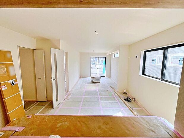 【リビング】お子様が走り回っても安心の広々20帖LDK♪暖かい光が降り注ぐ、温もりあふれるお住まいです☆