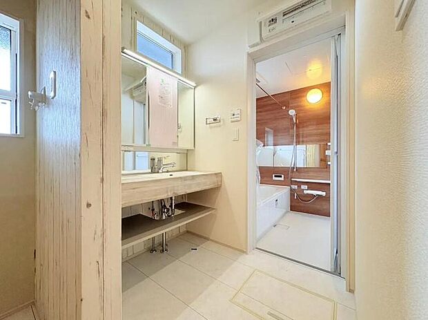 【洗面台・洗面所】明るく清潔感溢れるサニタリースペース。毎日使う場所だからこそ、快適な空間となっております。散らかりがちな洗面所も三面鏡うしろの収納でスッキリ！