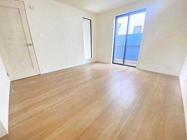 【≪Room≫】穏やかな光が差し込む室内には、穏やかな時間が流れます。休日には、落ち着いた空間で自分の趣味を楽しむのはいかがですか。