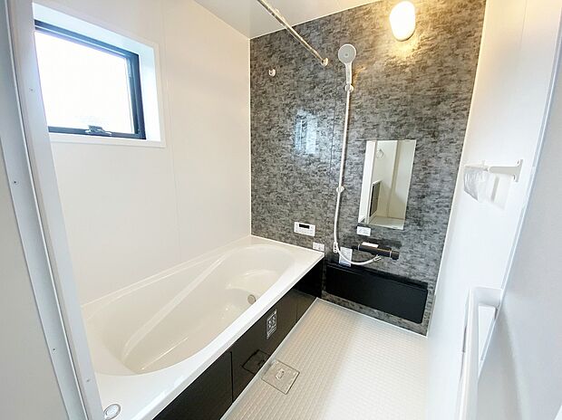 【浴室】≪Bathroom≫
窓付きのバスルームは、採光もあり明るく気持ちの良い空間です。窓があることで、換気環境も良好。掃除もスムーズに出来ます。