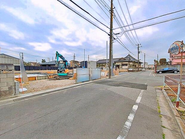 【前面道路含む現地写真】≪内覧以外にも資金計画やライフプランに寄り添ったご提案をいたします♪≫
旧江戸川にほど近く、開放感あふれる立地。休日にお散歩も楽しめます◎