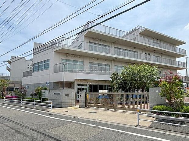 足立区立鹿浜五色桜小学校(約240m)